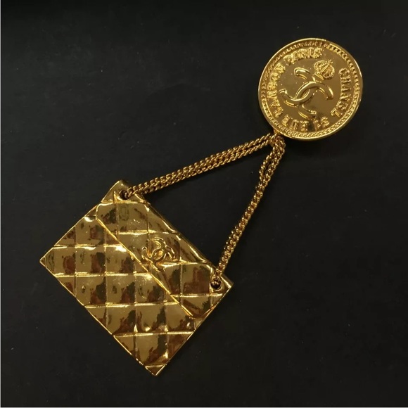 CHANEL CC Logo Matelasse Chain Bag Gold Tone Brooch - Picture 2 of 8